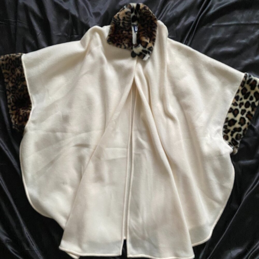Vintage White Fleece Leopard Faux Fur Accent Poncho O/S Glam Winter 1980s